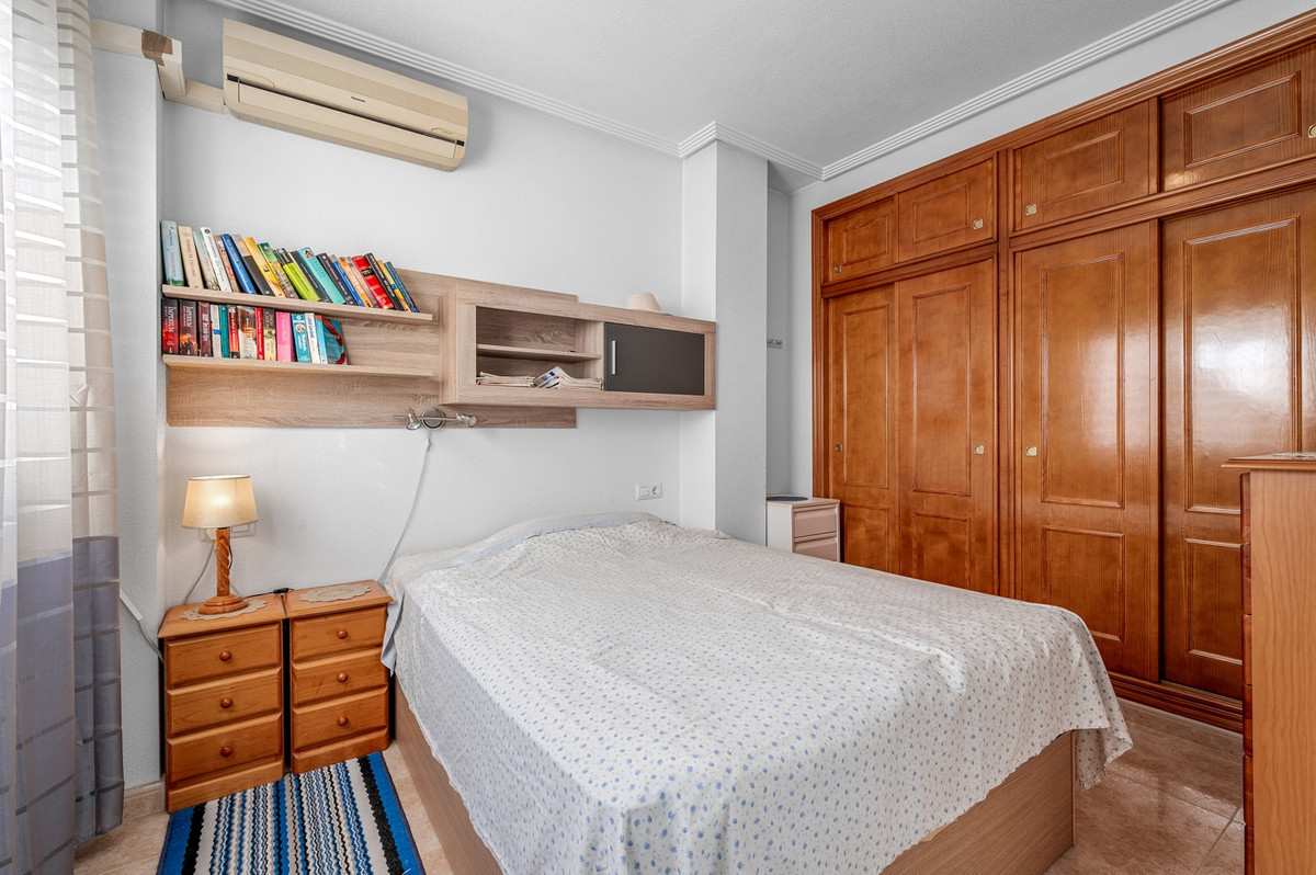For sale - 2 Bedroom 1 Bathroom Apartment - Middle Floor Apartment in Torrevieja - Torrevieja Centro  - Alicante
