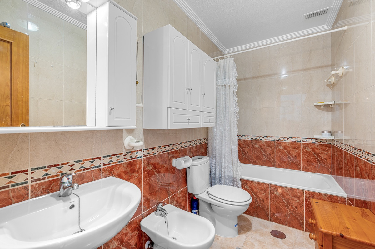 For sale - 2 Bedroom 1 Bathroom Apartment - Middle Floor Apartment in Torrevieja - Torrevieja Centro  - Alicante