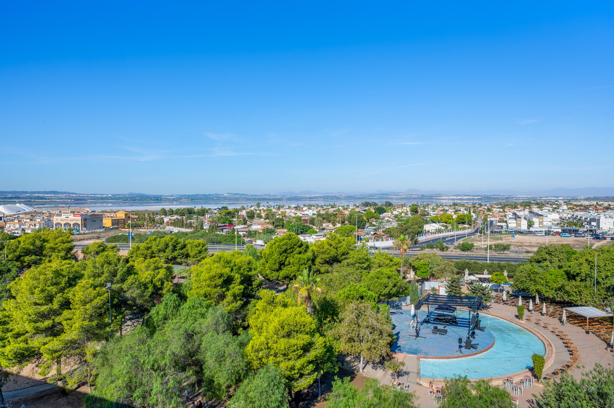 For sale - 2 Bedroom 1 Bathroom Apartment - Middle Floor Apartment in Torrevieja - Torrevieja Centro  - Alicante