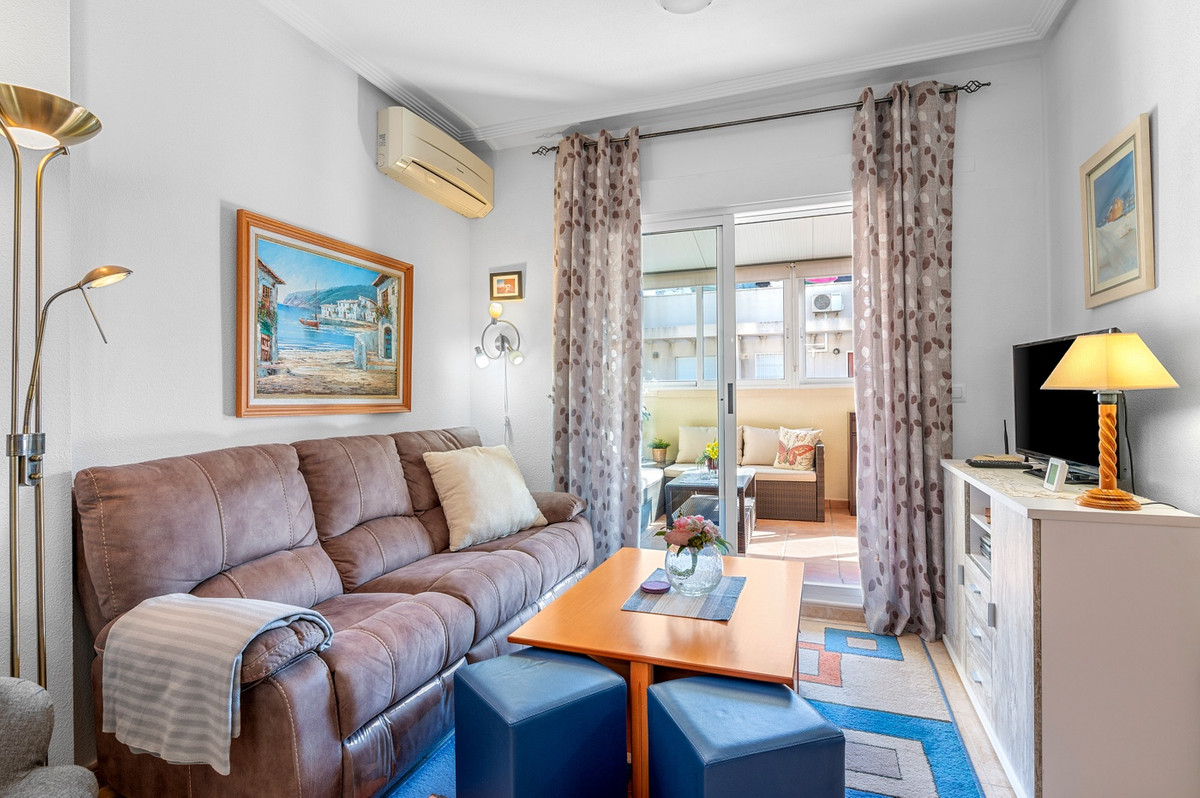 For sale - 2 Bedroom 1 Bathroom Apartment - Middle Floor Apartment in Torrevieja - Torrevieja Centro  - Alicante