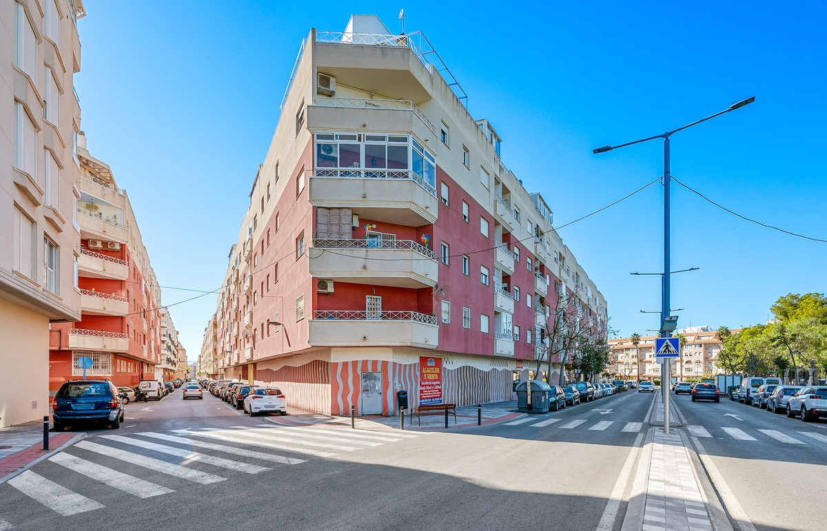 For sale - 2 Bedroom 1 Bathroom Apartment - Middle Floor Apartment in Torrevieja - Torrevieja Centro  - Alicante