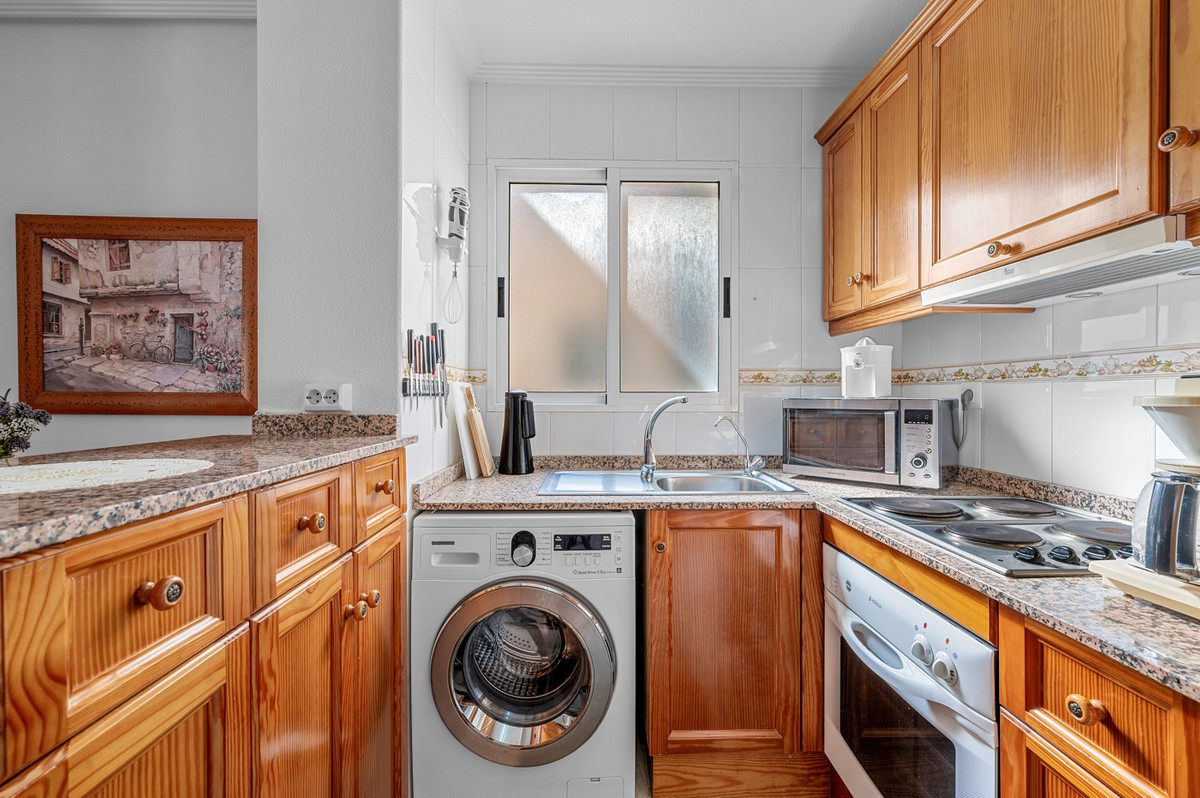 For sale - 2 Bedroom 1 Bathroom Apartment - Middle Floor Apartment in Torrevieja - Torrevieja Centro  - Alicante