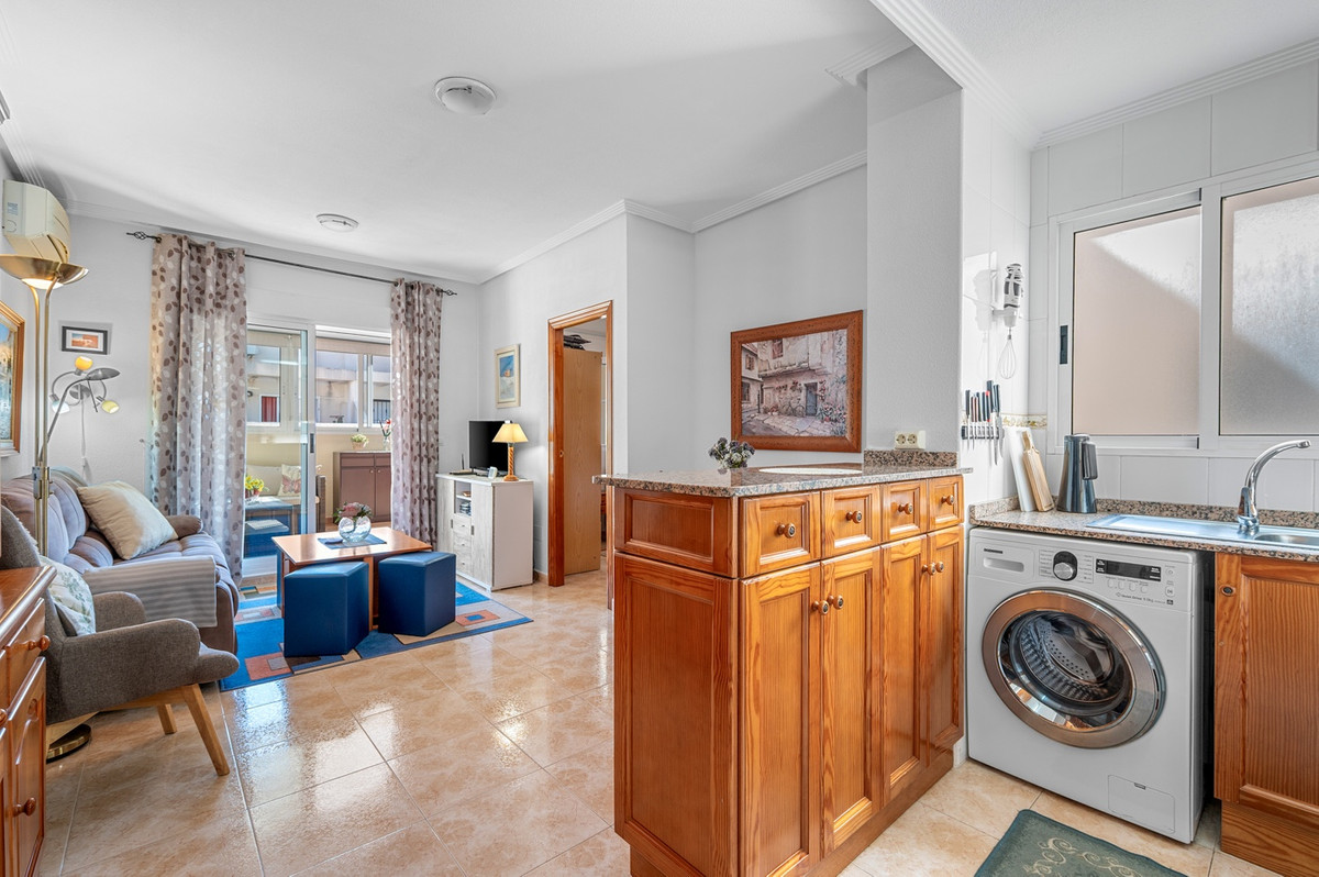 For sale - 2 Bedroom 1 Bathroom Apartment - Middle Floor Apartment in Torrevieja - Torrevieja Centro  - Alicante