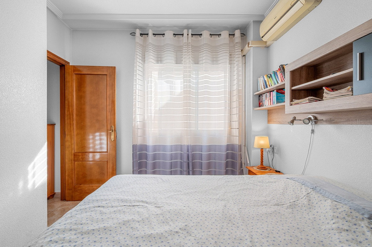 For sale - 2 Bedroom 1 Bathroom Apartment - Middle Floor Apartment in Torrevieja - Torrevieja Centro  - Alicante