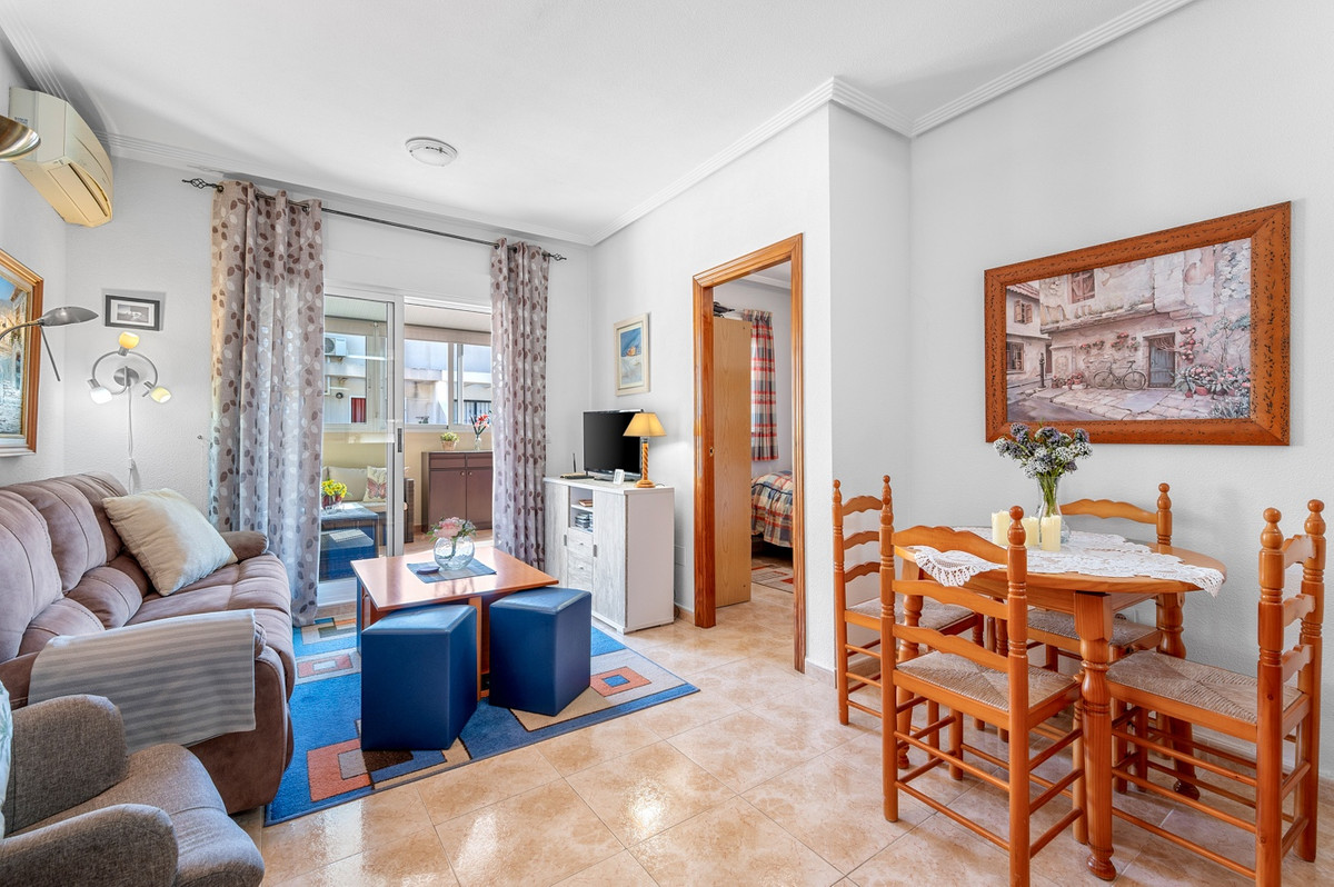 For sale - 2 Bedroom 1 Bathroom Apartment - Middle Floor Apartment in Torrevieja - Torrevieja Centro  - Alicante