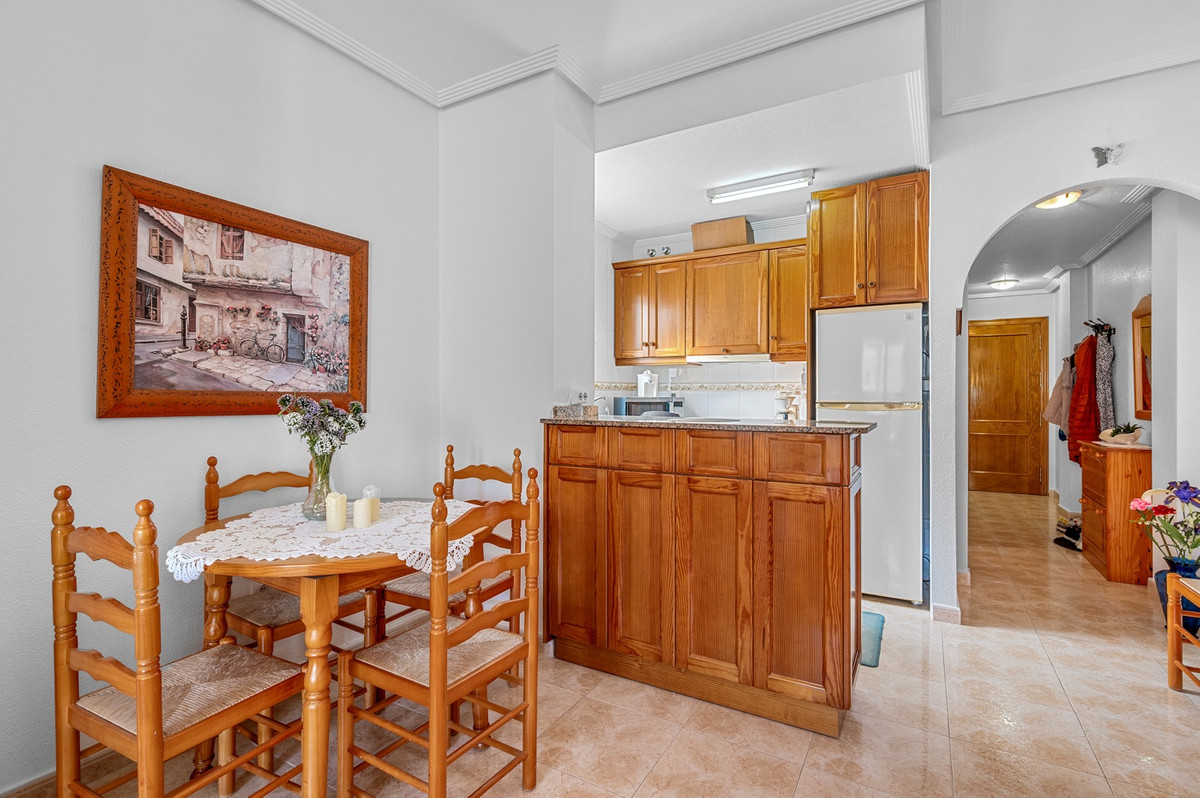 For sale - 2 Bedroom 1 Bathroom Apartment - Middle Floor Apartment in Torrevieja - Torrevieja Centro  - Alicante