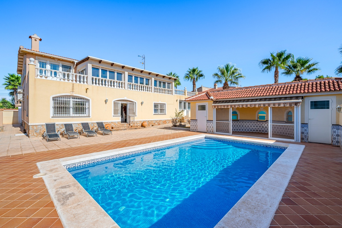 For sale - 7 Bedroom 5 Bathroom Ciudad Quesada Villa in Ciudad Quesada  - Ciudad Quesada  - Alicante