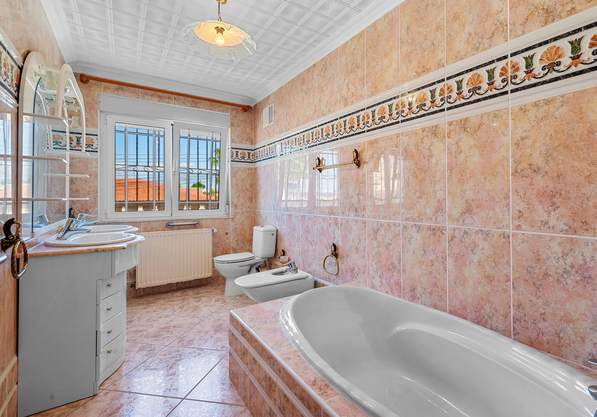 For sale - 7 Bedroom 5 Bathroom Ciudad Quesada Villa in Ciudad Quesada  - Ciudad Quesada  - Alicante