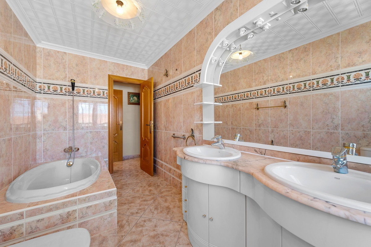 For sale - 7 Bedroom 5 Bathroom Ciudad Quesada Villa in Ciudad Quesada  - Ciudad Quesada  - Alicante