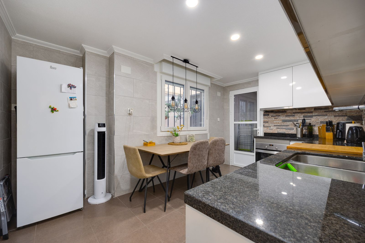 For sale - 3 Bedroom 2 Bathroom Apartment - Middle Floor Apartment in Torrevieja - Torrevieja Centro  - Alicante