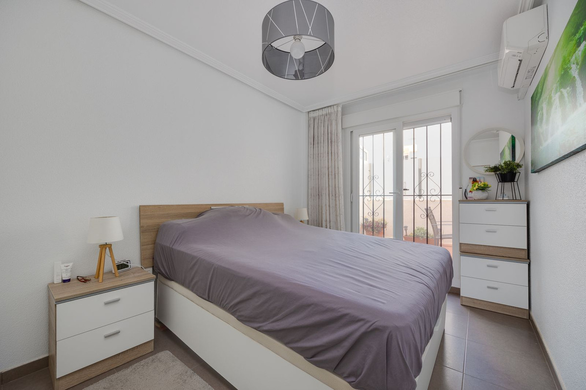For sale - 3 Bedroom 2 Bathroom Apartment - Middle Floor Apartment in Torrevieja - Torrevieja Centro  - Alicante
