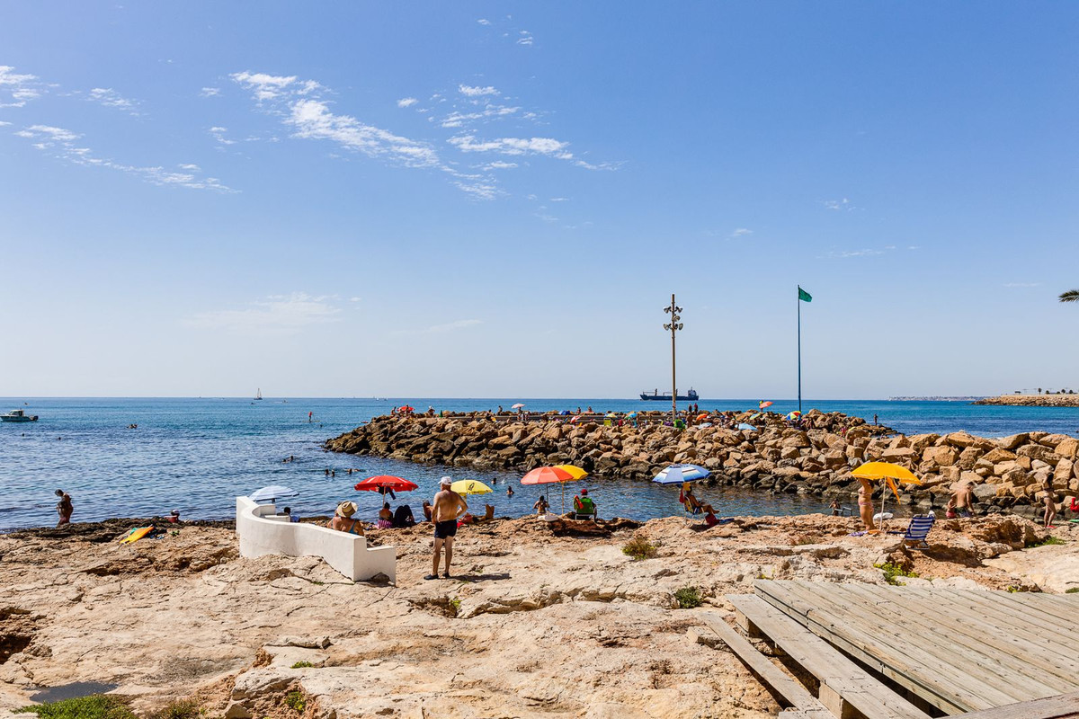 For sale - 3 Bedroom 2 Bathroom Apartment - Middle Floor Apartment in Torrevieja - Torrevieja Centro  - Alicante