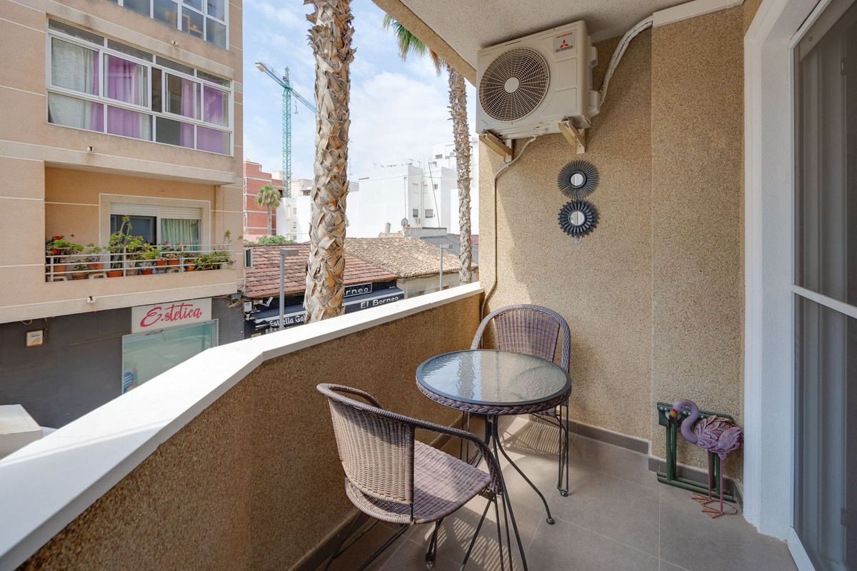 For sale - 3 Bedroom 2 Bathroom Apartment - Middle Floor Apartment in Torrevieja - Torrevieja Centro  - Alicante