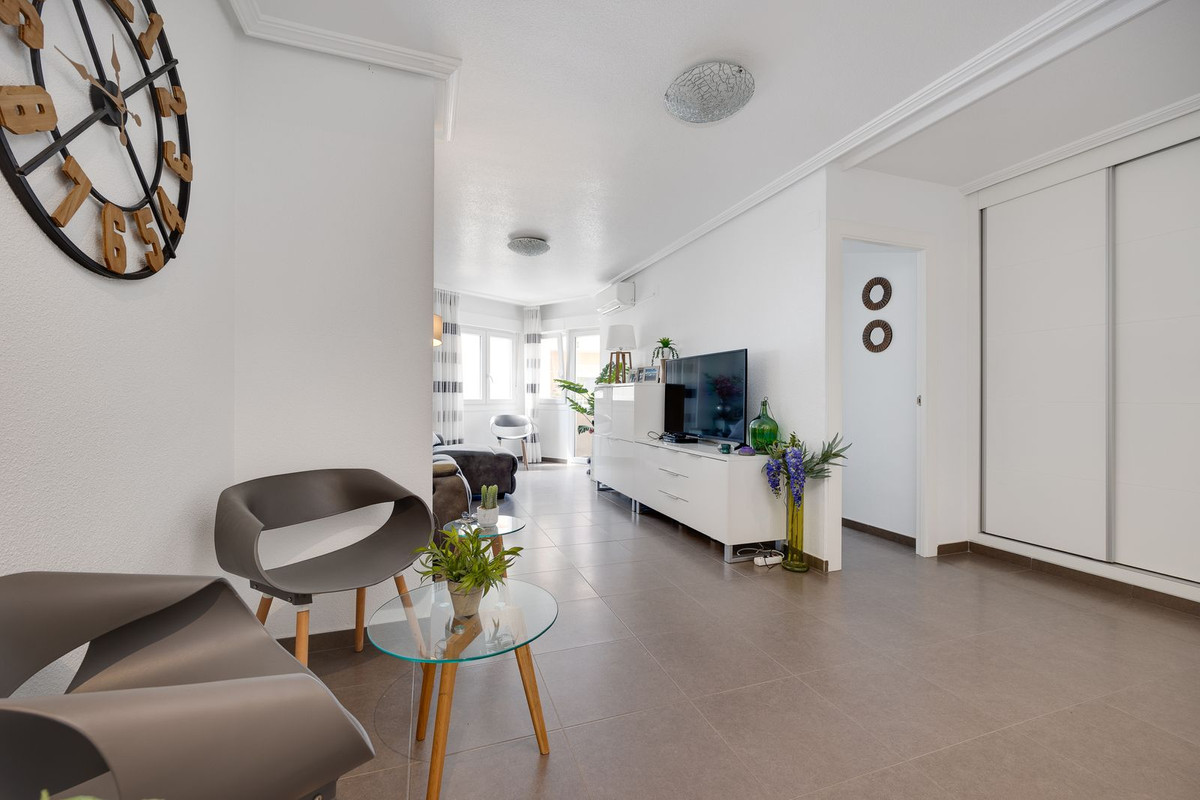 For sale - 3 Bedroom 2 Bathroom Apartment - Middle Floor Apartment in Torrevieja - Torrevieja Centro  - Alicante