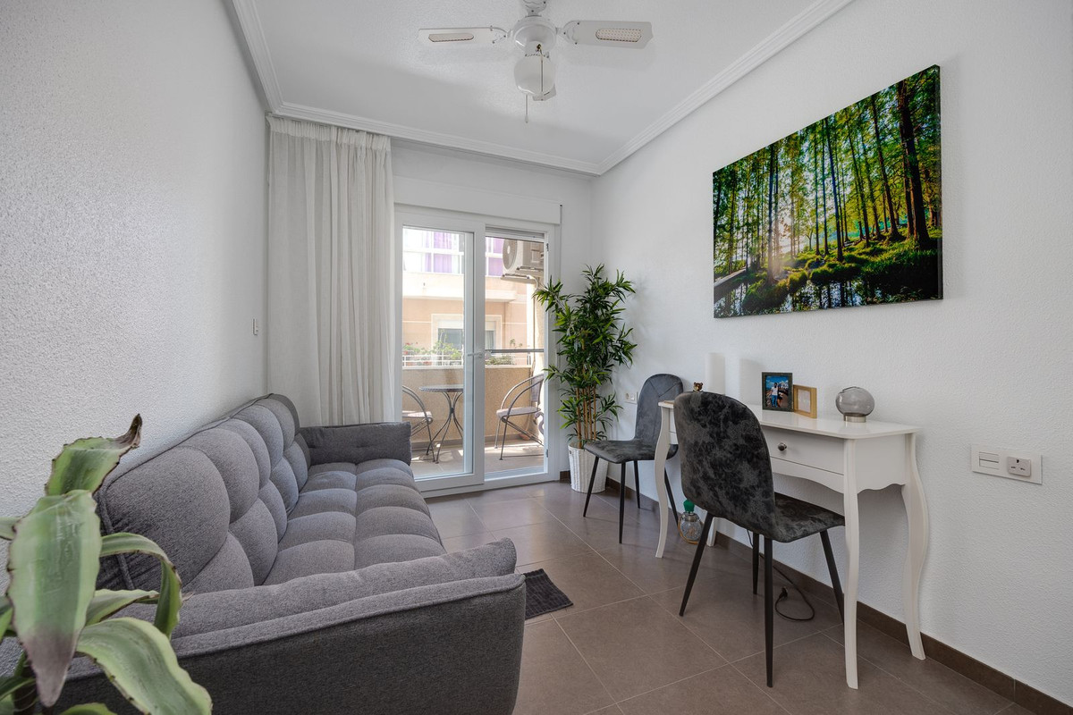 For sale - 3 Bedroom 2 Bathroom Apartment - Middle Floor Apartment in Torrevieja - Torrevieja Centro  - Alicante