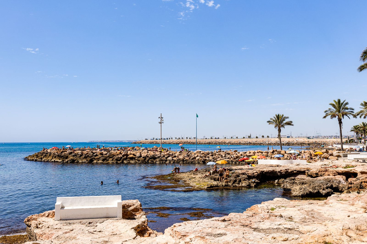 For sale - 3 Bedroom 2 Bathroom Apartment - Middle Floor Apartment in Torrevieja - Torrevieja Centro  - Alicante
