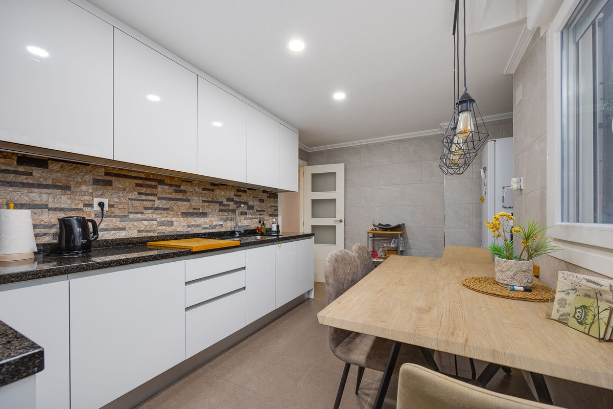 For sale - 3 Bedroom 2 Bathroom Apartment - Middle Floor Apartment in Torrevieja - Torrevieja Centro  - Alicante