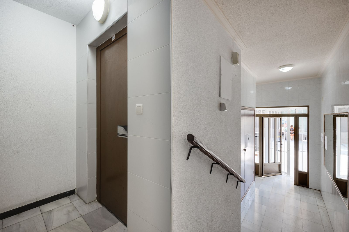 For sale - 3 Bedroom 2 Bathroom Apartment - Middle Floor Apartment in Torrevieja - Torrevieja Centro  - Alicante