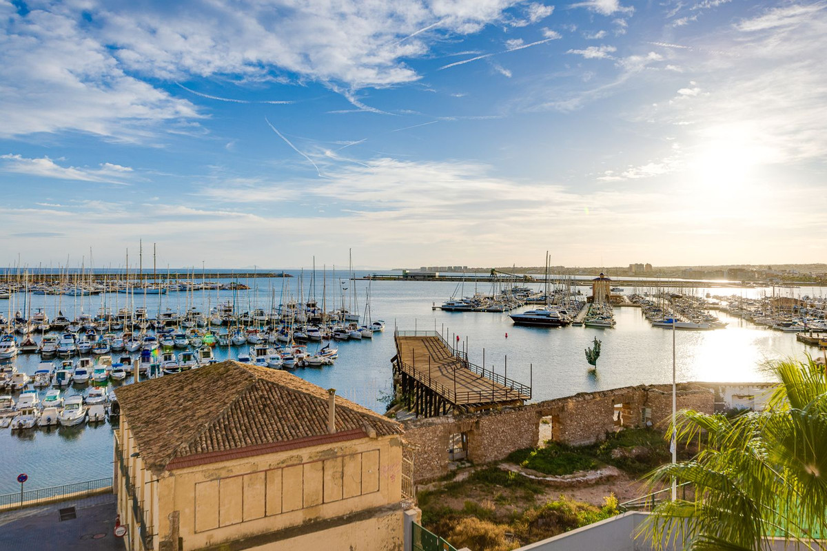 For sale - 3 Bedroom 2 Bathroom Apartment - Middle Floor Apartment in Torrevieja - Torrevieja Centro  - Alicante