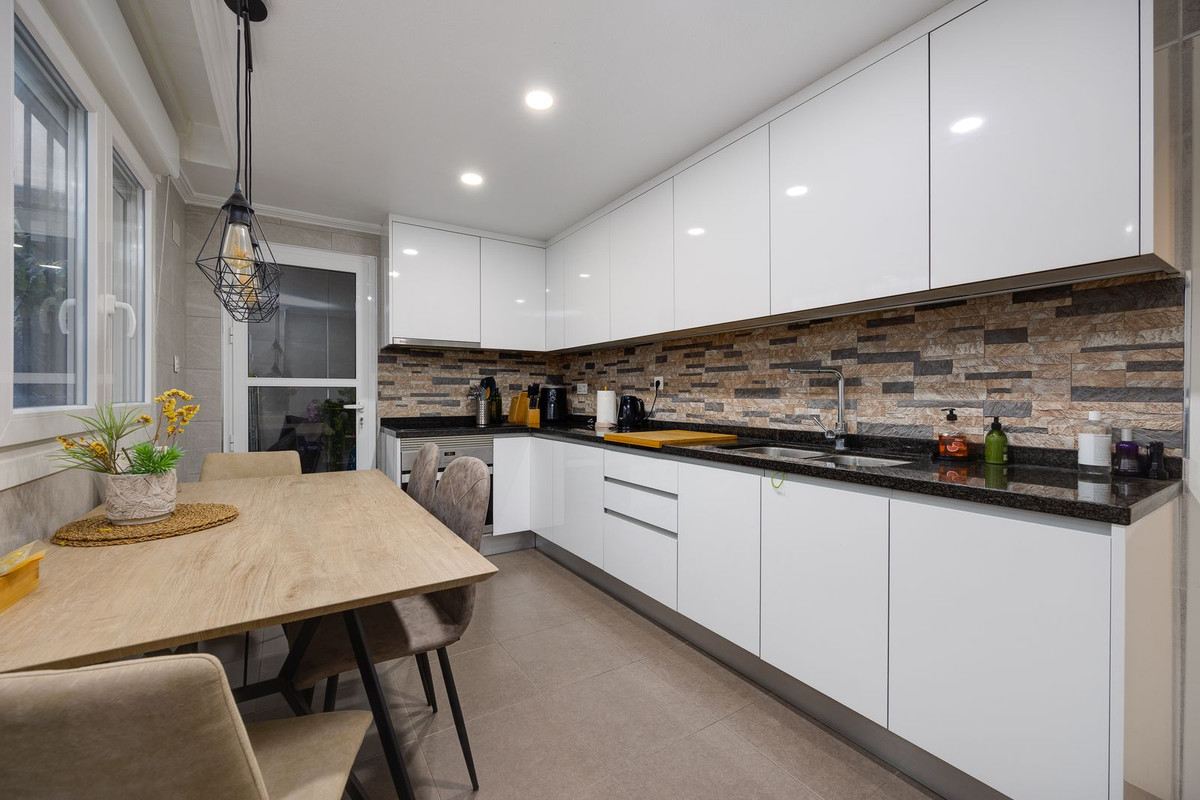 For sale - 3 Bedroom 2 Bathroom Apartment - Middle Floor Apartment in Torrevieja - Torrevieja Centro  - Alicante