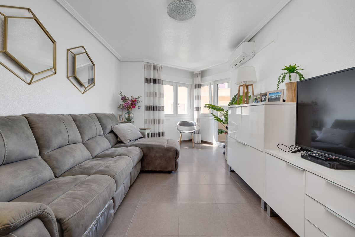 For sale - 3 Bedroom 2 Bathroom Apartment - Middle Floor Apartment in Torrevieja - Torrevieja Centro  - Alicante