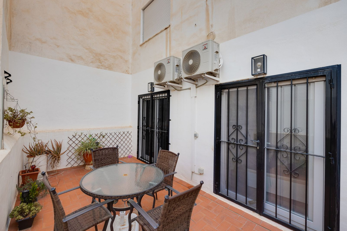 For sale - 3 Bedroom 2 Bathroom Apartment - Middle Floor Apartment in Torrevieja - Torrevieja Centro  - Alicante