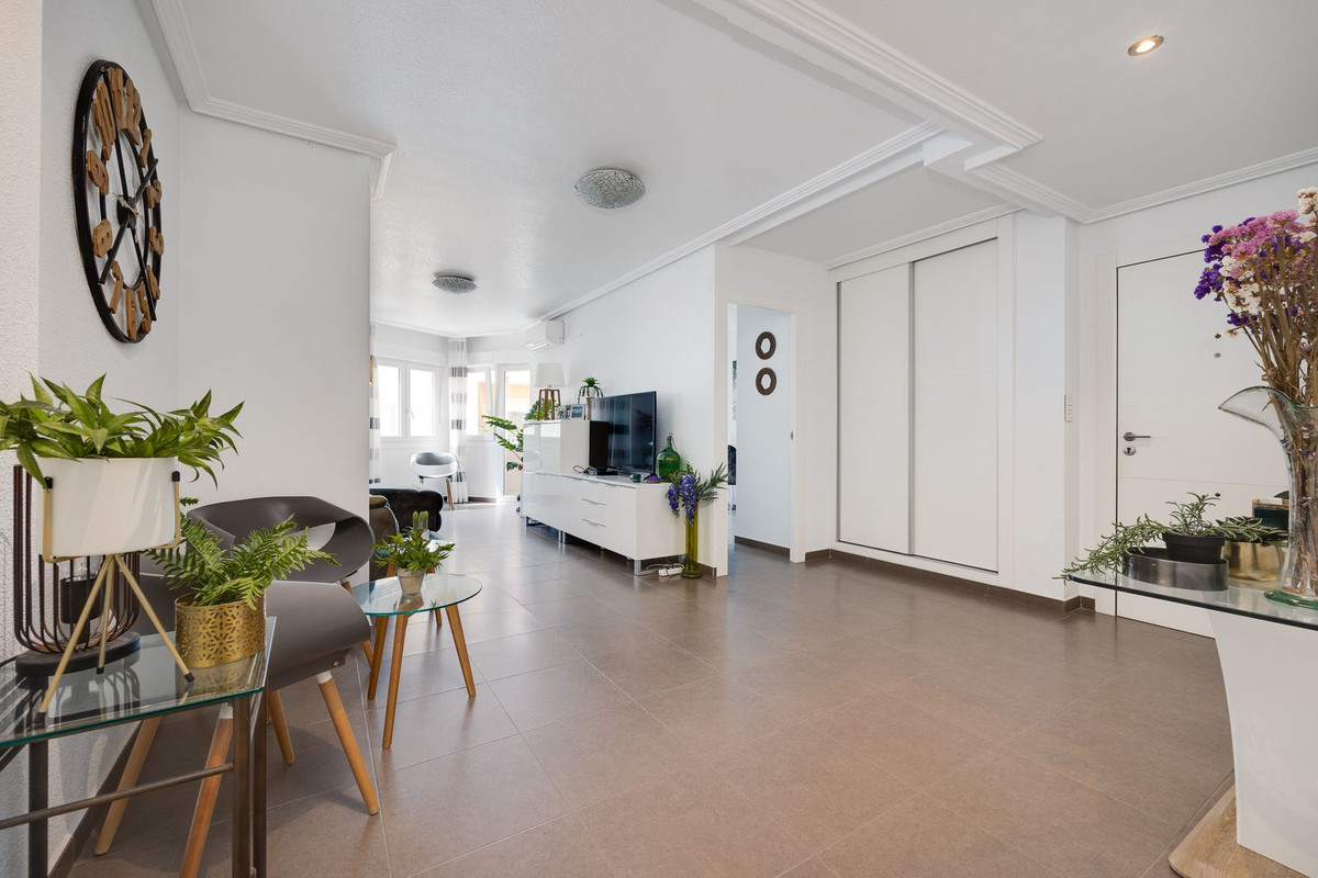 For sale - 3 Bedroom 2 Bathroom Apartment - Middle Floor Apartment in Torrevieja - Torrevieja Centro  - Alicante