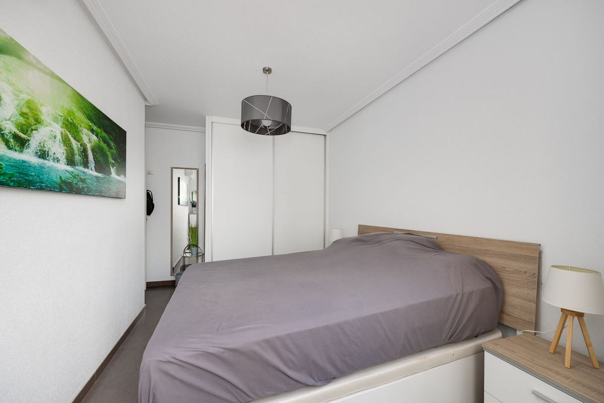 For sale - 3 Bedroom 2 Bathroom Apartment - Middle Floor Apartment in Torrevieja - Torrevieja Centro  - Alicante