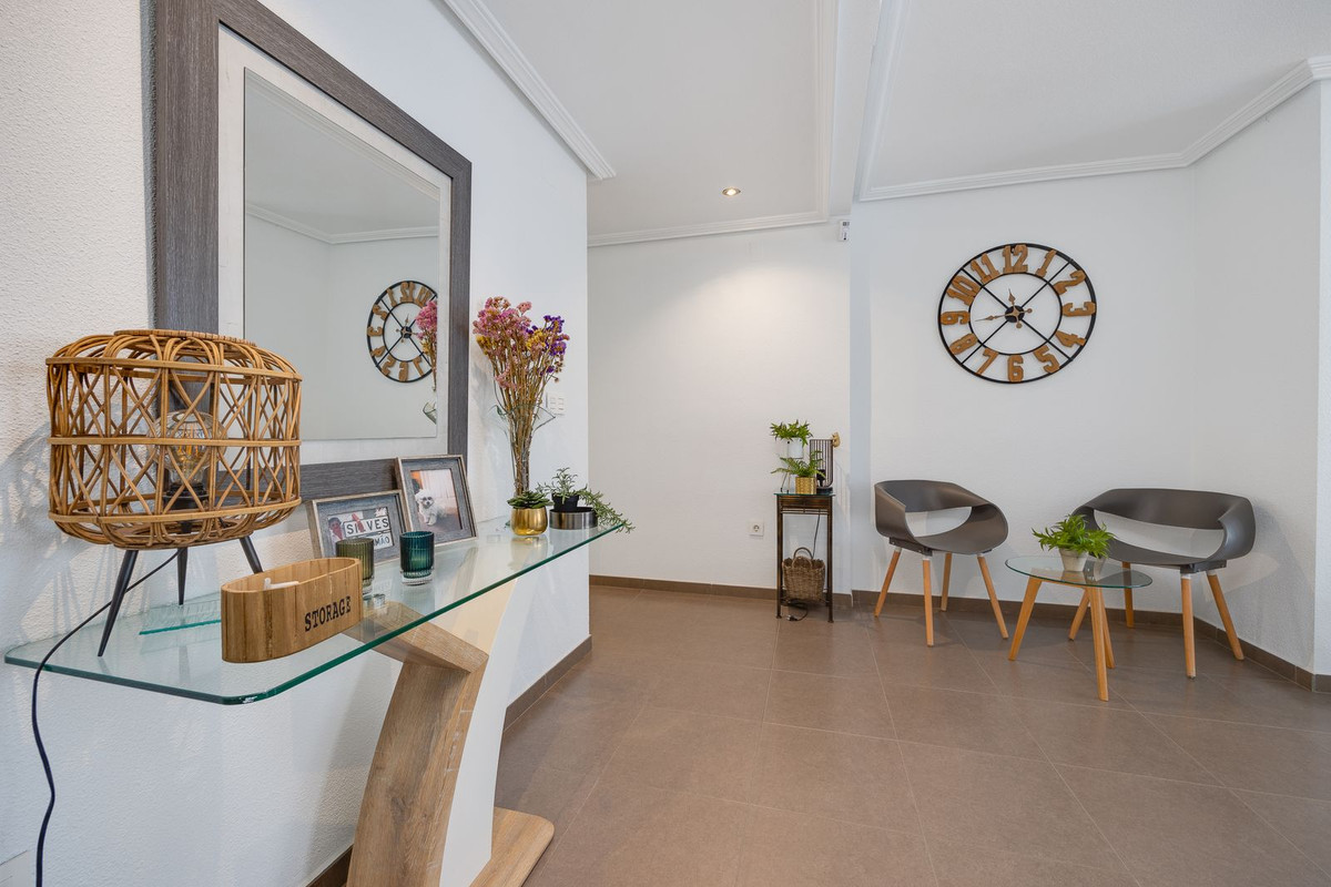 For sale - 3 Bedroom 2 Bathroom Apartment - Middle Floor Apartment in Torrevieja - Torrevieja Centro  - Alicante