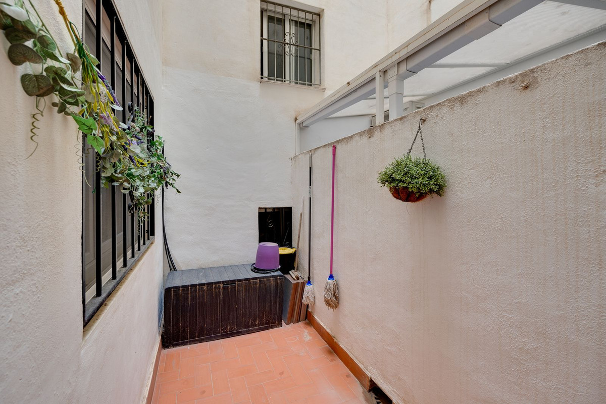 For sale - 3 Bedroom 2 Bathroom Apartment - Middle Floor Apartment in Torrevieja - Torrevieja Centro  - Alicante