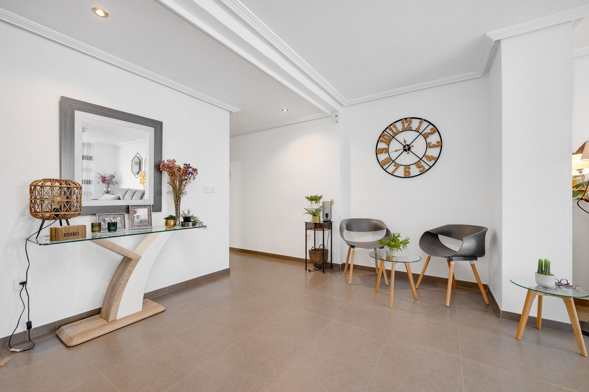 For sale - 3 Bedroom 2 Bathroom Apartment - Middle Floor Apartment in Torrevieja - Torrevieja Centro  - Alicante
