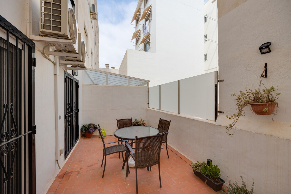 For sale - 3 Bedroom 2 Bathroom Apartment - Middle Floor Apartment in Torrevieja - Torrevieja Centro  - Alicante
