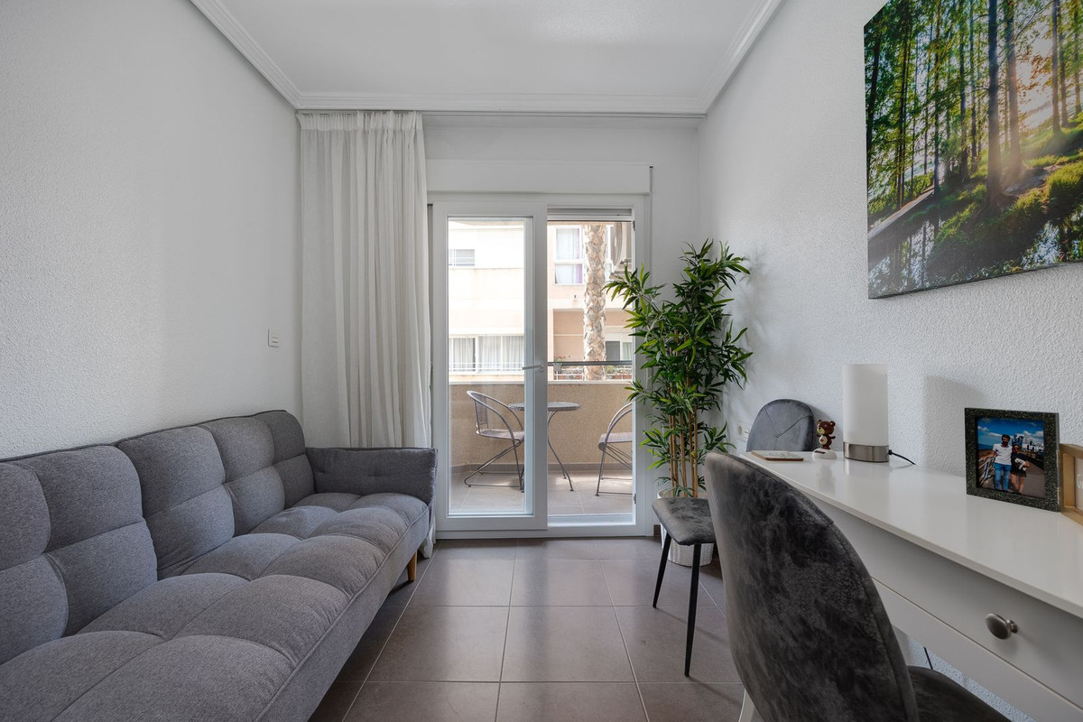For sale - 3 Bedroom 2 Bathroom Apartment - Middle Floor Apartment in Torrevieja - Torrevieja Centro  - Alicante