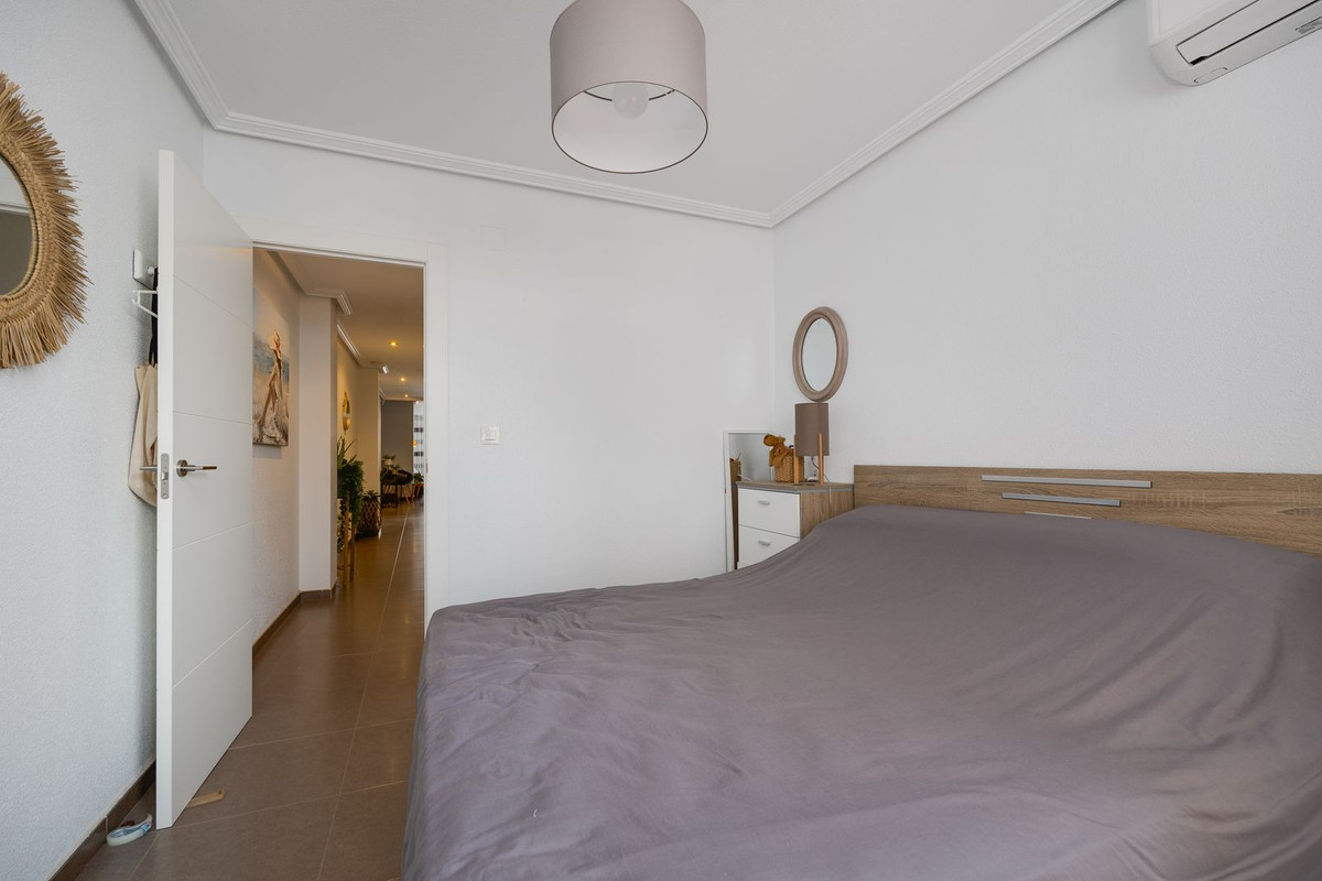 For sale - 3 Bedroom 2 Bathroom Apartment - Middle Floor Apartment in Torrevieja - Torrevieja Centro  - Alicante