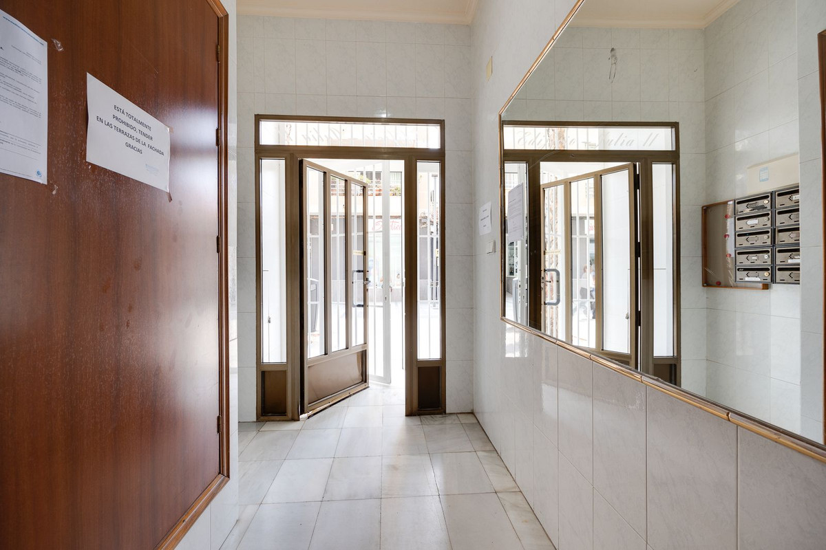 For sale - 3 Bedroom 2 Bathroom Apartment - Middle Floor Apartment in Torrevieja - Torrevieja Centro  - Alicante