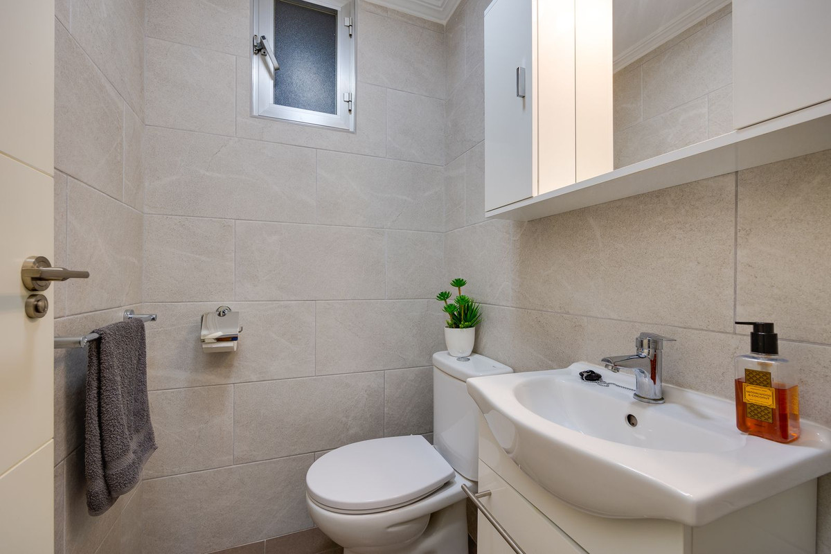 For sale - 3 Bedroom 2 Bathroom Apartment - Middle Floor Apartment in Torrevieja - Torrevieja Centro  - Alicante