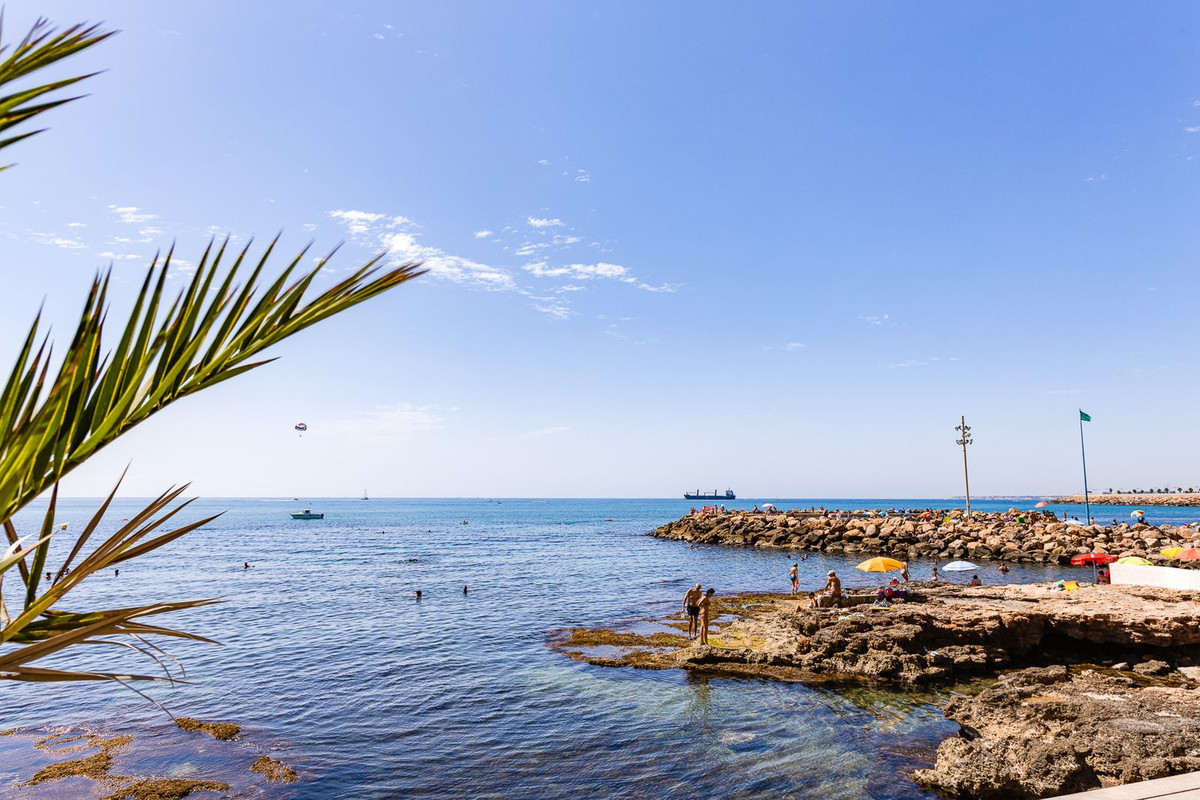 For sale - 3 Bedroom 2 Bathroom Apartment - Middle Floor Apartment in Torrevieja - Torrevieja Centro  - Alicante
