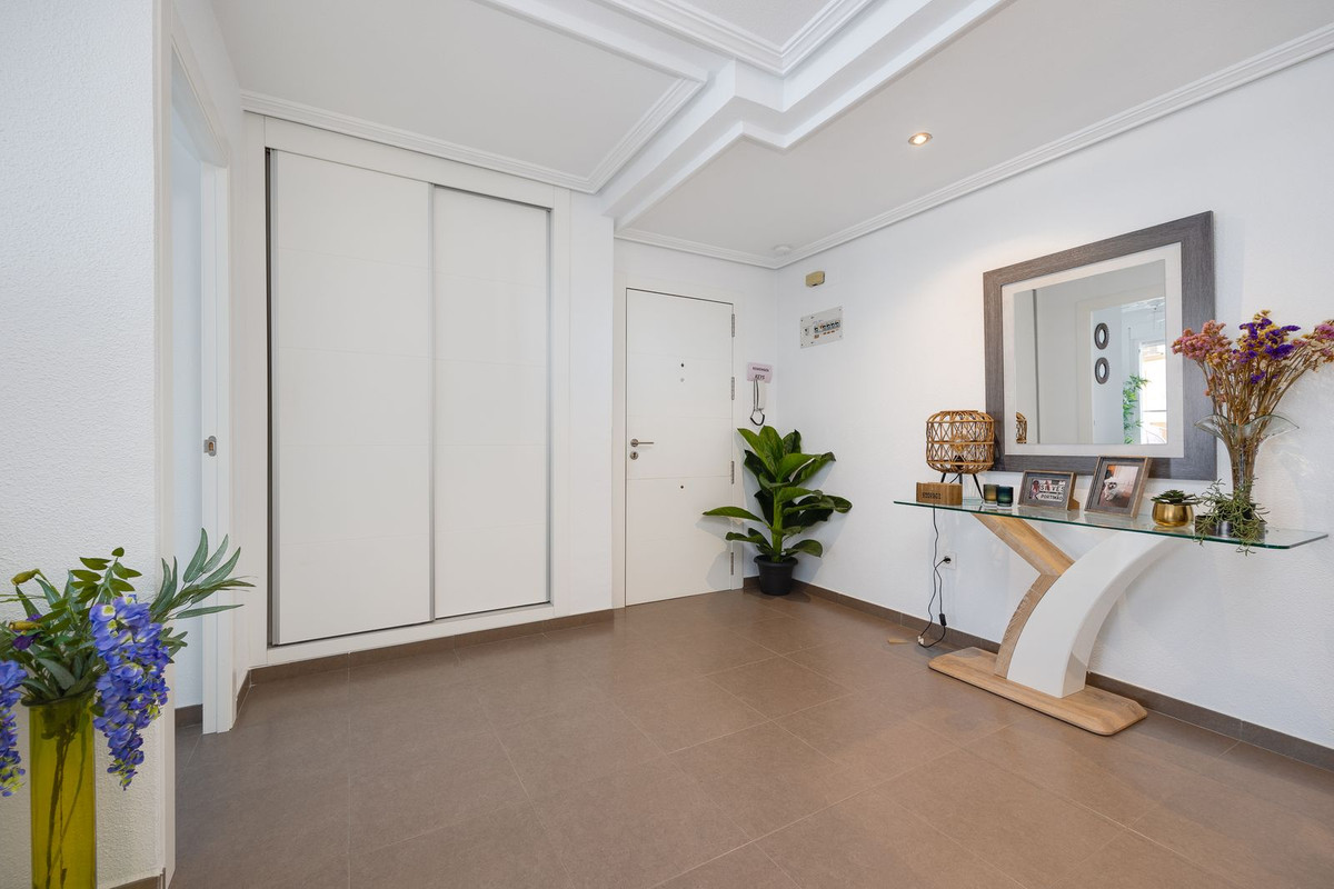For sale - 3 Bedroom 2 Bathroom Apartment - Middle Floor Apartment in Torrevieja - Torrevieja Centro  - Alicante