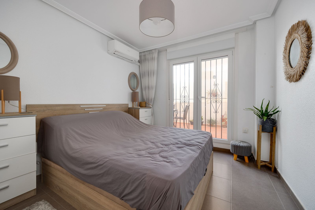 For sale - 3 Bedroom 2 Bathroom Apartment - Middle Floor Apartment in Torrevieja - Torrevieja Centro  - Alicante