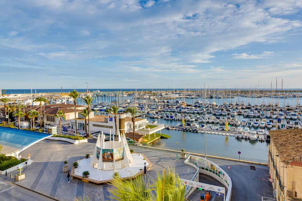 For sale - 3 Bedroom 2 Bathroom Apartment - Middle Floor Apartment in Torrevieja - Torrevieja Centro  - Alicante