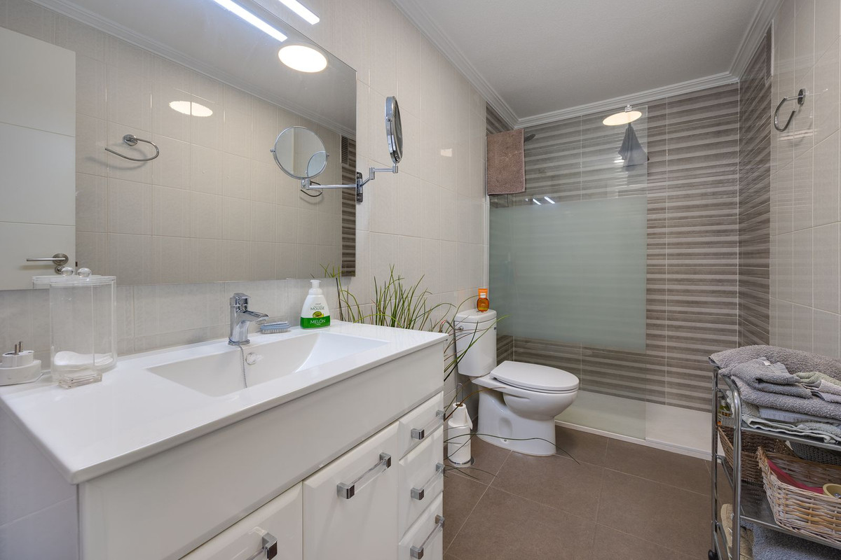 For sale - 3 Bedroom 2 Bathroom Apartment - Middle Floor Apartment in Torrevieja - Torrevieja Centro  - Alicante