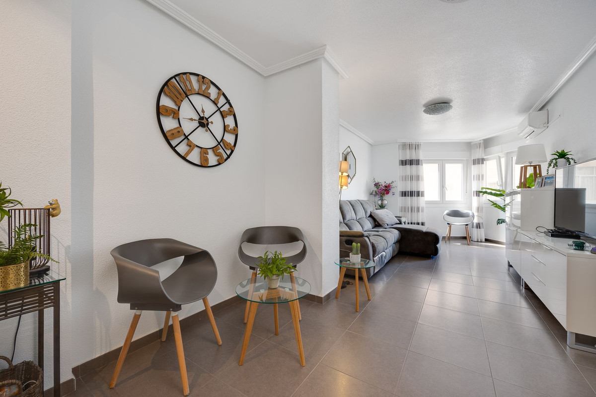 For sale - 3 Bedroom 2 Bathroom Apartment - Middle Floor Apartment in Torrevieja - Torrevieja Centro  - Alicante