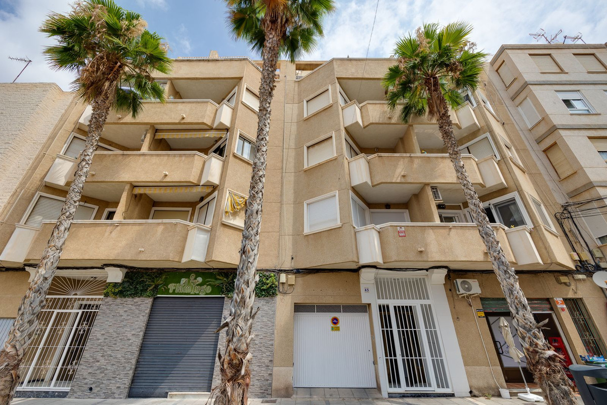 For sale - 3 Bedroom 2 Bathroom Apartment - Middle Floor Apartment in Torrevieja - Torrevieja Centro  - Alicante