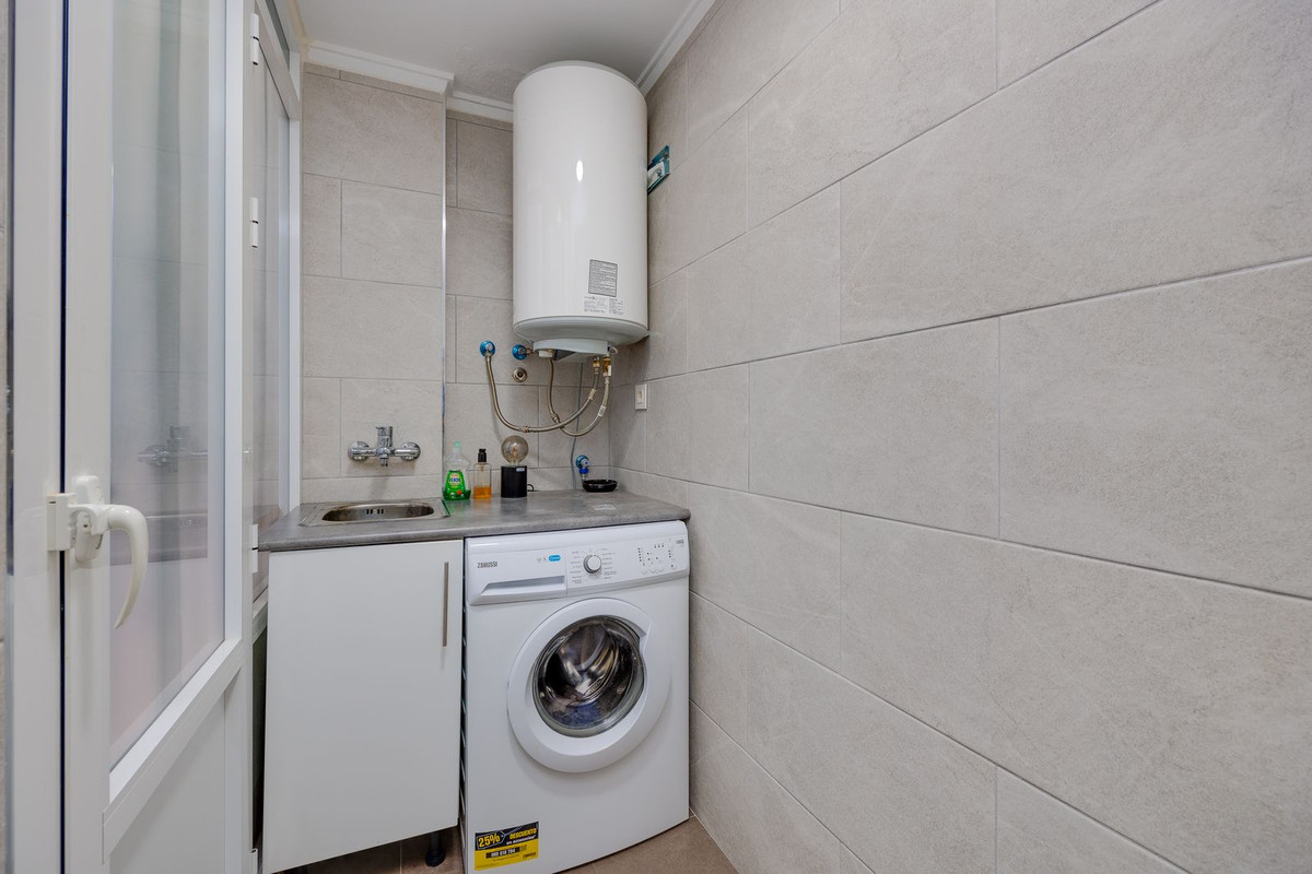 For sale - 3 Bedroom 2 Bathroom Apartment - Middle Floor Apartment in Torrevieja - Torrevieja Centro  - Alicante