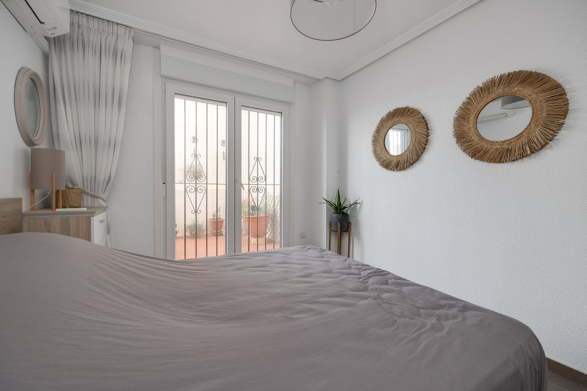 For sale - 3 Bedroom 2 Bathroom Apartment - Middle Floor Apartment in Torrevieja - Torrevieja Centro  - Alicante