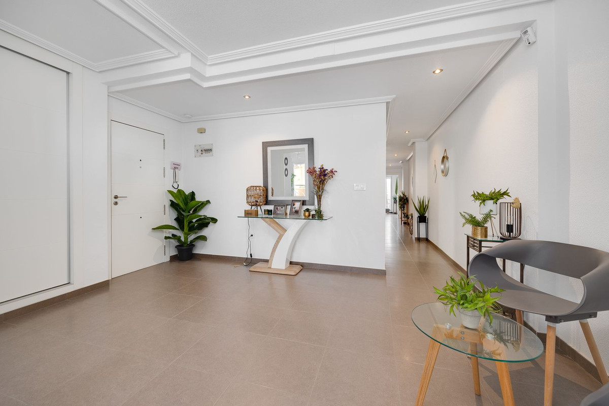 For sale - 3 Bedroom 2 Bathroom Apartment - Middle Floor Apartment in Torrevieja - Torrevieja Centro  - Alicante