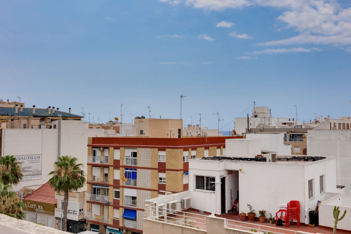 For sale - 3 Bedroom 2 Bathroom Apartment - Middle Floor Apartment in Torrevieja - Torrevieja Centro  - Alicante