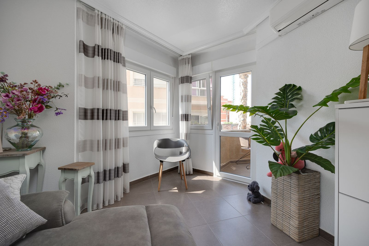 For sale - 3 Bedroom 2 Bathroom Apartment - Middle Floor Apartment in Torrevieja - Torrevieja Centro  - Alicante