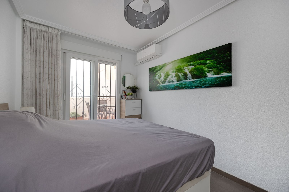 For sale - 3 Bedroom 2 Bathroom Apartment - Middle Floor Apartment in Torrevieja - Torrevieja Centro  - Alicante