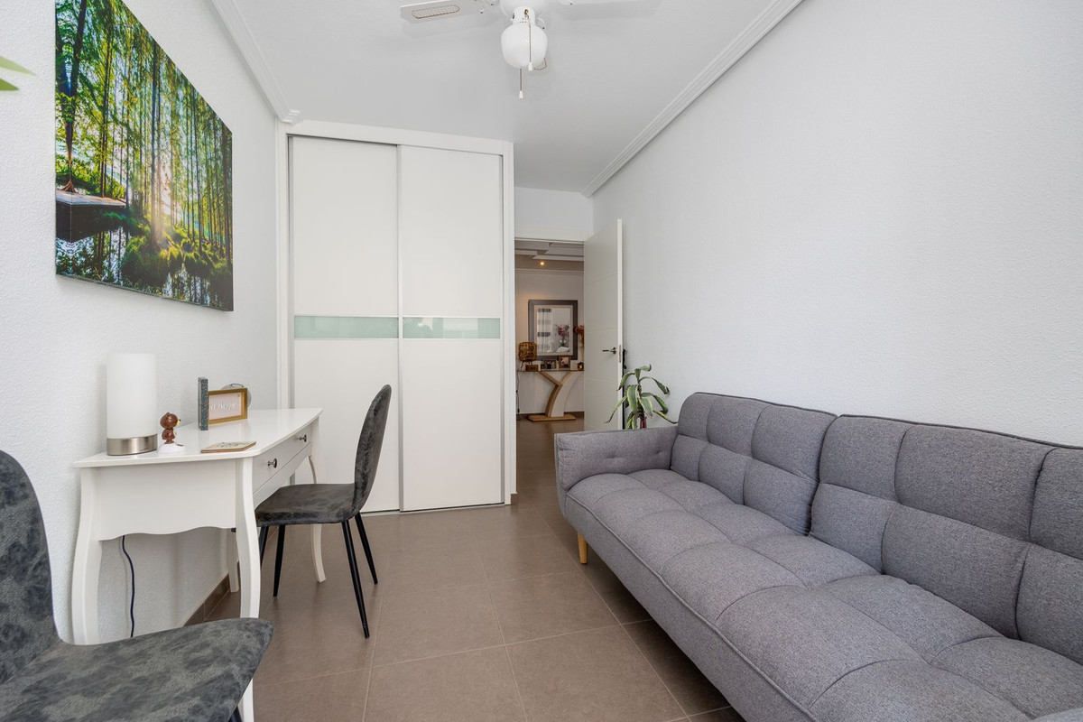 For sale - 3 Bedroom 2 Bathroom Apartment - Middle Floor Apartment in Torrevieja - Torrevieja Centro  - Alicante